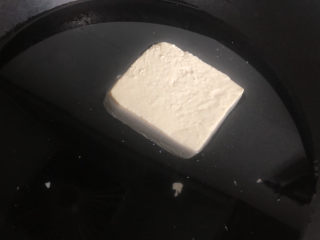 1、豆腐炒鸡蛋,豆腐水开转中火煮三分钟去豆腥味。