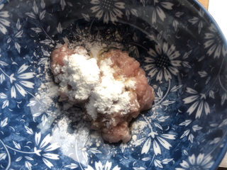 3、豆腐炒鸡蛋,加少许生抽，料酒，淀粉腌制一会。