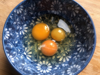 4、豆腐炒鸡蛋,敲三个鸡蛋。