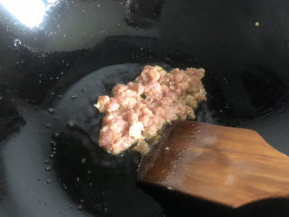 9、豆腐炒鸡蛋,另起油锅，放肉糜。