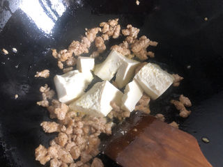 11、豆腐炒鸡蛋,放入豆腐。