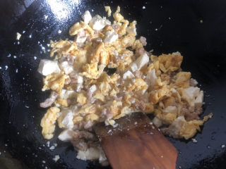 12、豆腐炒鸡蛋,豆腐弄碎，鸡蛋也放进去，加调味品快速翻炒。