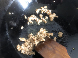 10、豆腐炒鸡蛋,炒至肉糜断生即可。