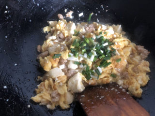13、豆腐炒鸡蛋,撒葱花翻炒均匀即可