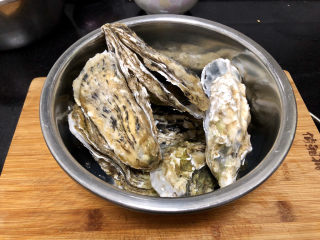 1、清蒸生蚝➕蒜蓉粉丝蒸生蚝,????7个，阿晨一个人就没准备那么多，把生蚝壳刷洗干净