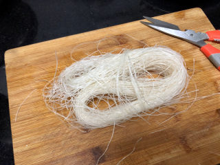 3、清蒸生蚝➕蒜蓉粉丝蒸生蚝,绿豆粉丝一小把