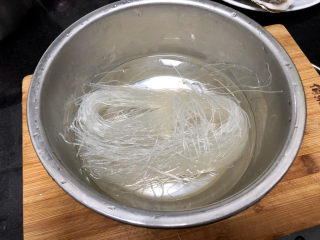 4、清蒸生蚝➕蒜蓉粉丝蒸生蚝,温水泡发至粉丝变软