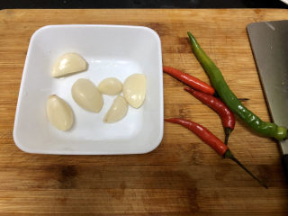 5、清蒸生蚝➕蒜蓉粉丝蒸生蚝,蒜半头剥皮洗净，小米辣三个，线椒一个，洗净