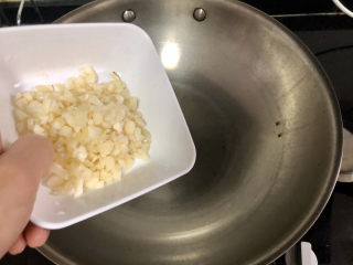 7、清蒸生蚝➕蒜蓉粉丝蒸生蚝,热锅加适量食用油，加入一半蒜蓉，小火煸炒金黄