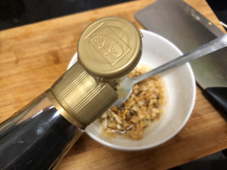 10、清蒸生蚝➕蒜蓉粉丝蒸生蚝,半汤匙蒸鱼豉油