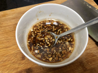 13、清蒸生蚝➕蒜蓉粉丝蒸生蚝,两汤匙清水，搅拌均匀，尝下咸淡，根据个人口味添加少许盐定味