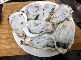 14、清蒸生蚝➕蒜蓉粉丝蒸生蚝,泡发好的绿豆粉丝，剪断，取适量分别摆在生蚝肉上