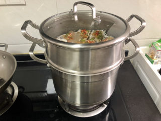 17、清蒸生蚝➕蒜蓉粉丝蒸生蚝,蒸锅，上汽，摆入生蚝