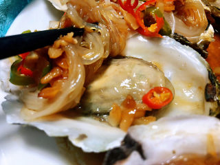 22、清蒸生蚝➕蒜蓉粉丝蒸生蚝,蚝肉肥嫩鲜美，粉丝入味弹牙，蒜香浓郁，一口一个，太好吃了。喜欢的小伙伴们，快来试试吧????