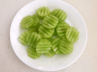 3、莴笋炒木耳,把莴笋切成波浪片，既好看又好夹