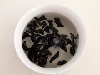 5、莴笋炒木耳,用温水泡发30分钟