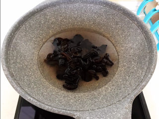 6、莴笋炒木耳,把泡发好的木耳焯水3分钟