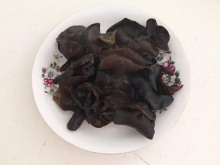 7、莴笋炒木耳,把焯好的木耳捞出来，沥干水份