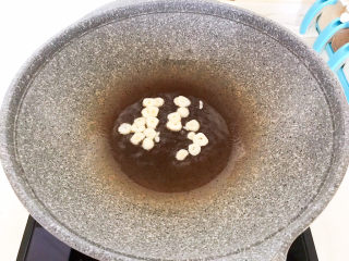 13、莴笋炒木耳,油烧热后加入蒜片，炒出香味