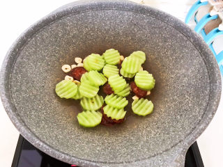 15、莴笋炒木耳,加入莴笋