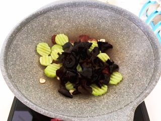 17、莴笋炒木耳,加入木耳