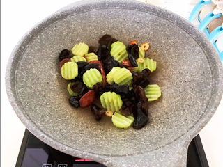 18、莴笋炒木耳,翻炒均匀