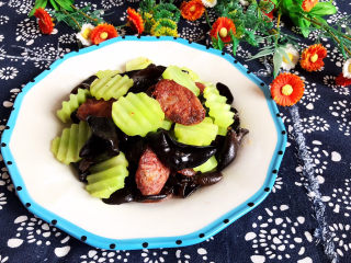 21、莴笋炒木耳,莴笋炒木耳清淡爽口，木耳筋道，莴笋脆爽，还有腊肠的香辣，低油低盐，不加任何香料，老人孩子都可以吃，好吃又好做，非常完美的一道菜~