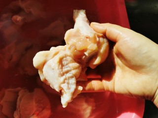 1、啤酒鸡翅根,鸡翅根清洗干净