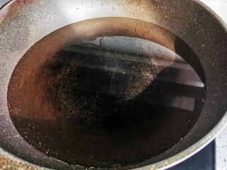 3、啤酒鸡翅根,半锅凉水