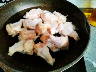 4、啤酒鸡翅根,倒入鸡翅根后开火煮沸