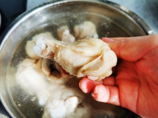 8、啤酒鸡翅根,捞去凉水里再次清洗干净