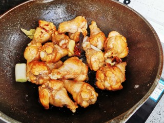 15、啤酒鸡翅根,快速翻炒均匀