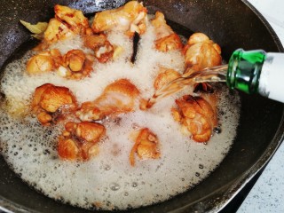 16、啤酒鸡翅根,倒入啤酒