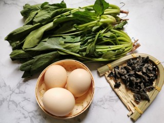 1、菠菜木耳炒鸡蛋,食材准备