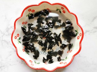 2、菠菜木耳炒鸡蛋,木耳用清水泡软