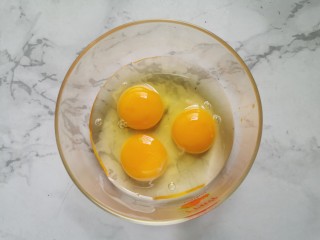 3、菠菜木耳炒鸡蛋,鸡蛋磕入碗内