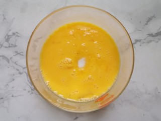 4、菠菜木耳炒鸡蛋,加少许盐搅拌均匀