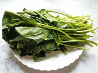 5、菠菜木耳炒鸡蛋,菠菜清洗干净