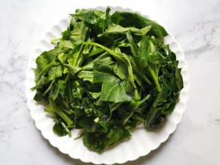 6、菠菜木耳炒鸡蛋,切成段