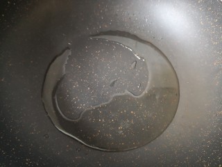 7、菠菜木耳炒鸡蛋,锅内热油