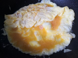 8、菠菜木耳炒鸡蛋,倒入蛋液