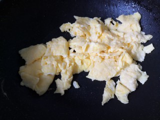 9、菠菜木耳炒鸡蛋,煎熟后盛出备用