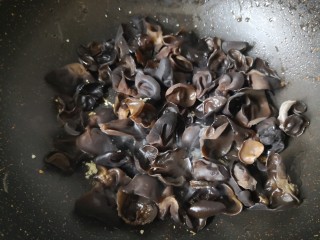 11、菠菜木耳炒鸡蛋,加入木耳翻炒