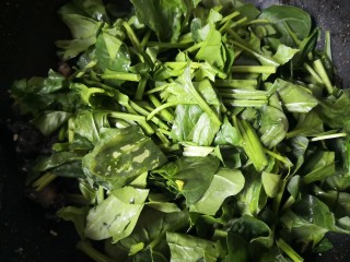 12、菠菜木耳炒鸡蛋,加入菠菜