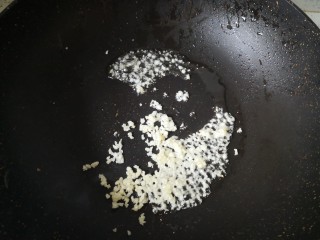 10、菠菜木耳炒鸡蛋,锅内留油倒入蒜末炒香