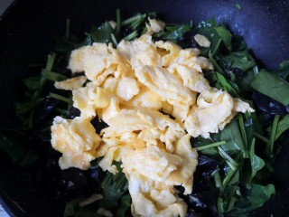 13、菠菜木耳炒鸡蛋,倒入鸡蛋块