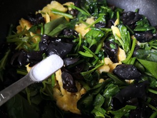 14、菠菜木耳炒鸡蛋,加一勺盐