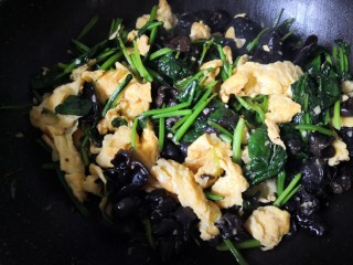 15、菠菜木耳炒鸡蛋,翻炒均匀即可。