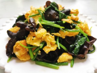 16、菠菜木耳炒鸡蛋,菠菜木耳炒蛋就可以出锅啦