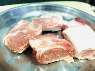 2、小米蒸排骨,排骨取5小段;